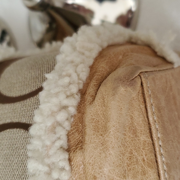 π₯³πHOST PICK!ππ₯³ π COACH Signature Fur-Trimmed Handbag π - Picture 14 of 16